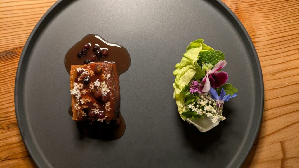 Maiale ianuto, sambuco e misticanza selvatica.