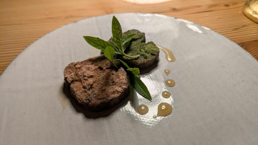 Lingua di cervo, rosa selvatica, verbena e genziana.