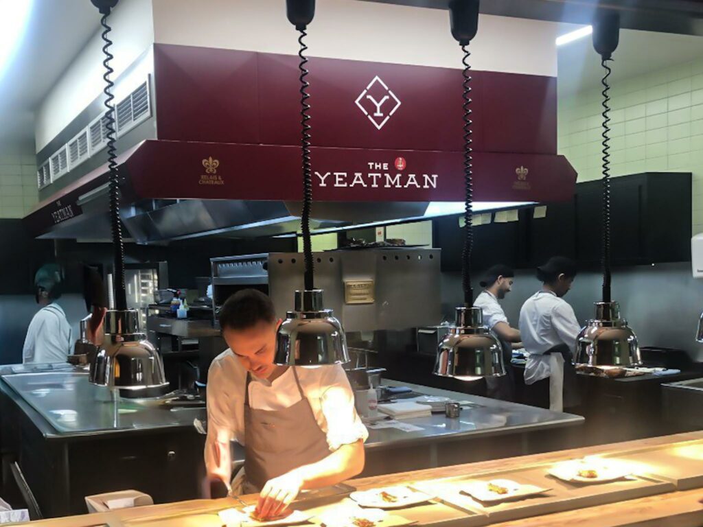 Men at work al ristorante Yeatman.