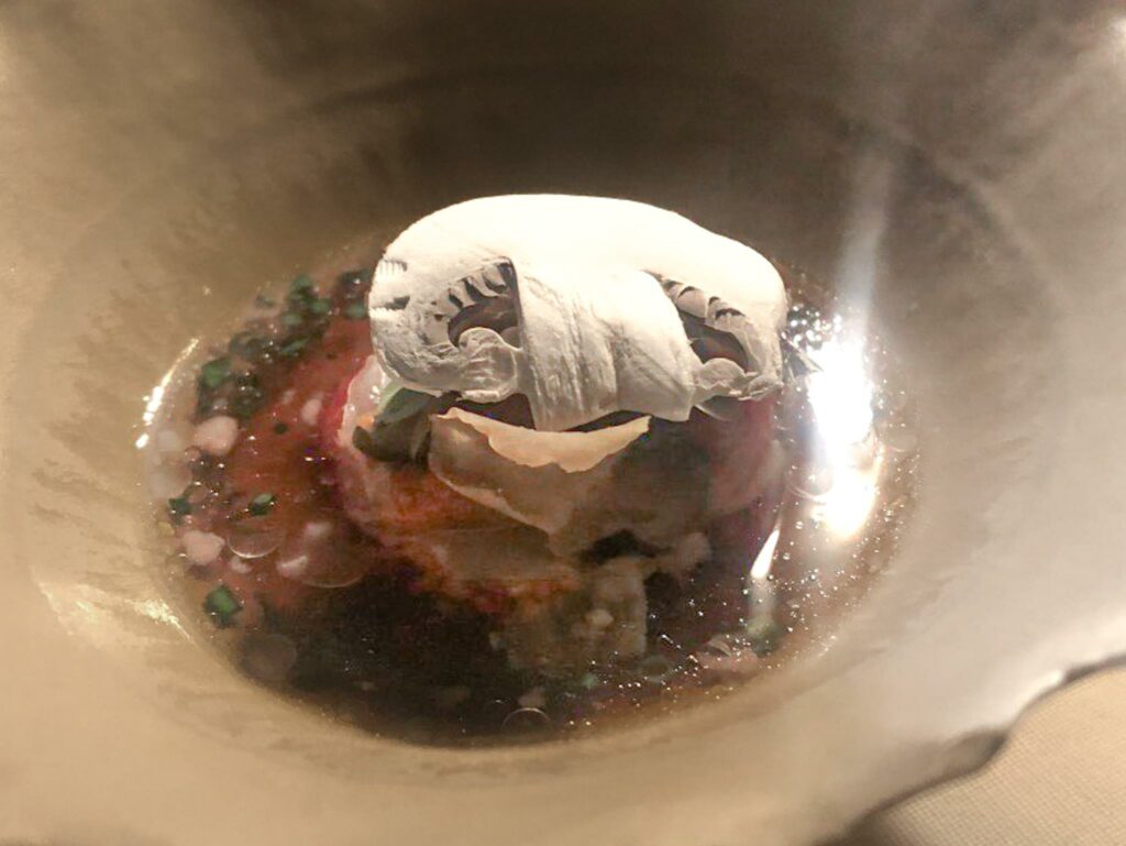 Si entra nella sala di Yeatman e si comincia: Astice, riccio di mare, insalata di porro, funghi e midollo.