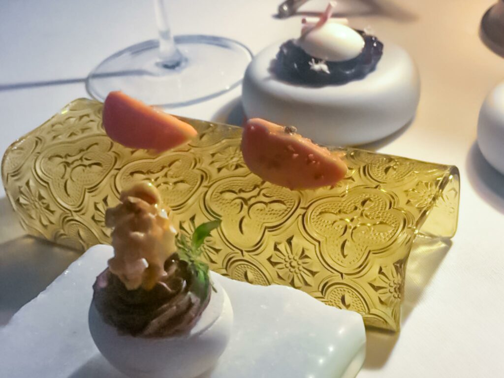 Tartelletta di mascarpone e mirtilli
blood orange
Meringa con cioccolato e pop corn.