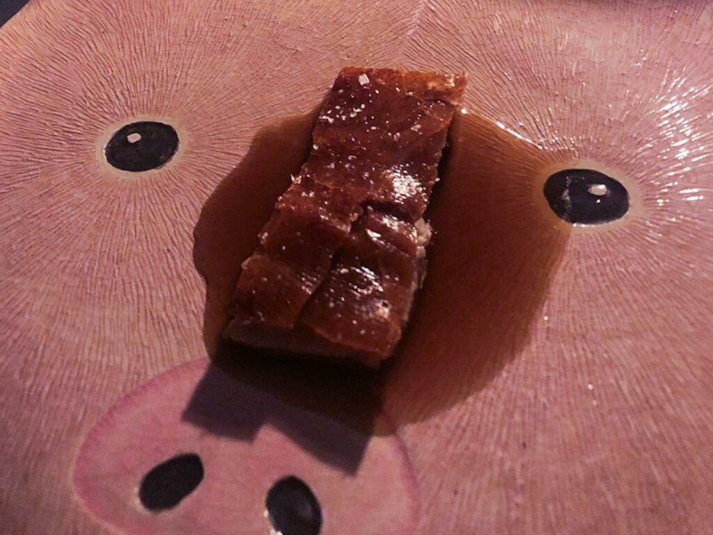 Maialino da latte, patate soffiate, lattuga, crema di mais, arancia, jalapeno, olio di Kalamata.