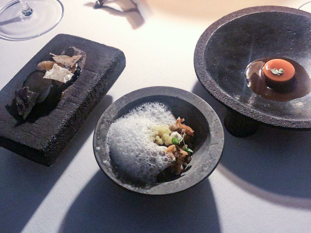 Rana pescatrice: filetto e la sua pelle con verdure e tuile di alghe, con riso, budino del suo fegato.