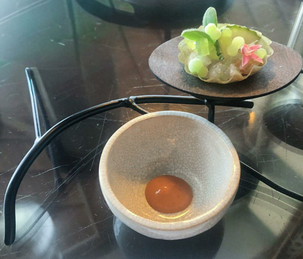 Amuse bouche: Granchio di Aveiro e la sua salsa tandoori - Ricciola affumicata e cetriolo.