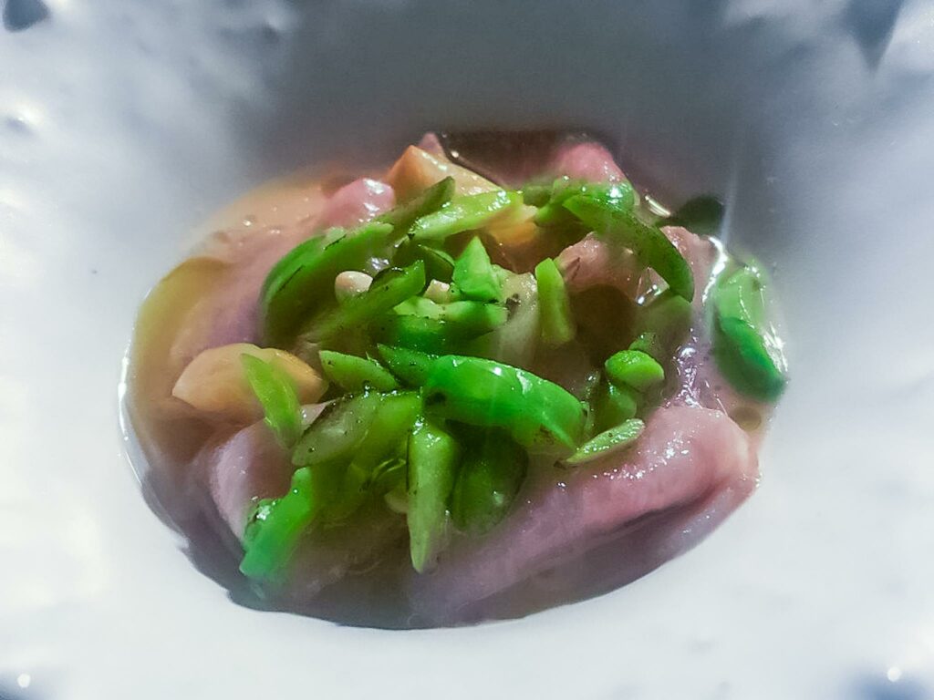 Ventresca di tonno affumicata, pinoli, cannolicchi, olio di chorizo.