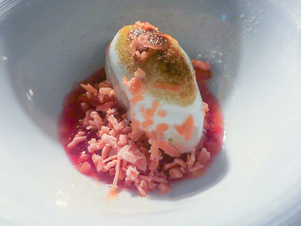 Pre dessert del Yeatman: fragole, gelato di litchi e basilico.