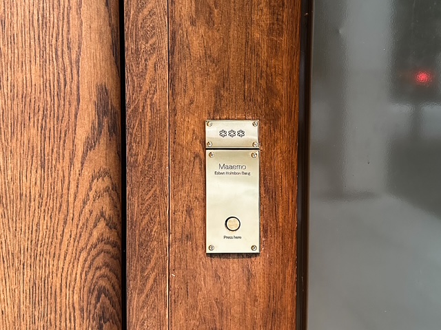 il citofono del Maaemo.