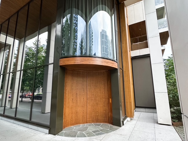 l'ingresso del ristorante Maaemo, con uno stile che incastra il legno con il vetro.