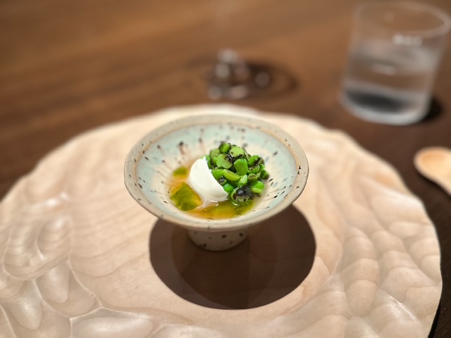 Uno dei piatti migliori di Maaemo, piselli "lacrima" e cannolicchi.