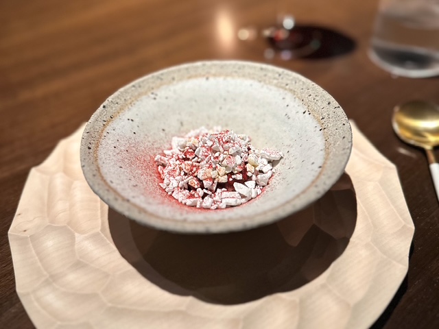 Crema ghiacciata, fragole, fiori di ciliegio e rosa.