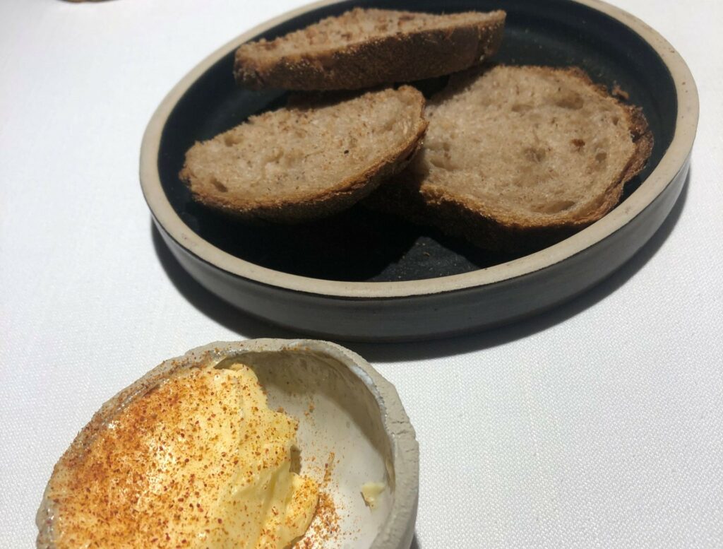 Pane, segale, burro alla conditella del ristorante Mater