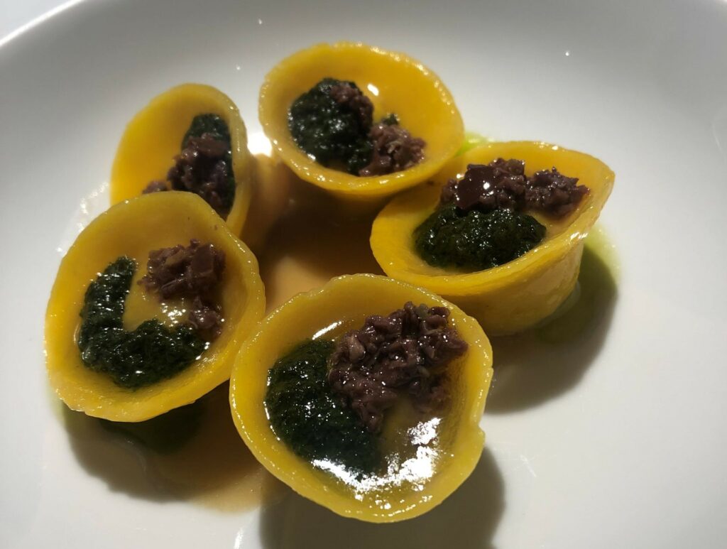 Cappelletti di faraona, pesto alle erbe, olive.