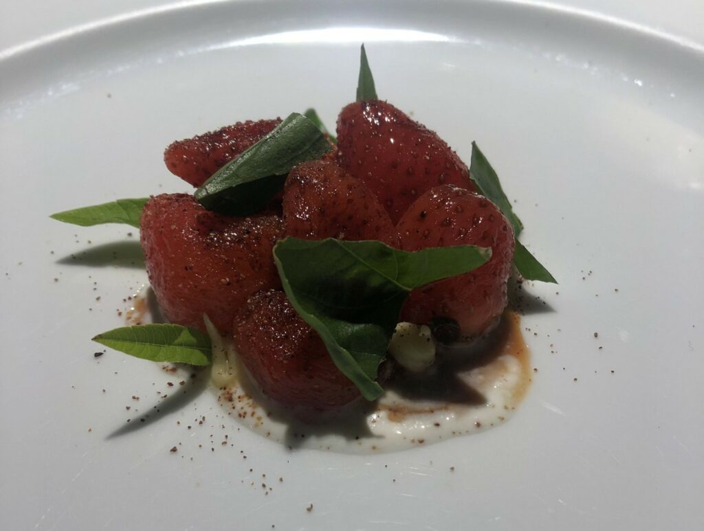 Fragole, vermouth, rosmarino, elicriso.