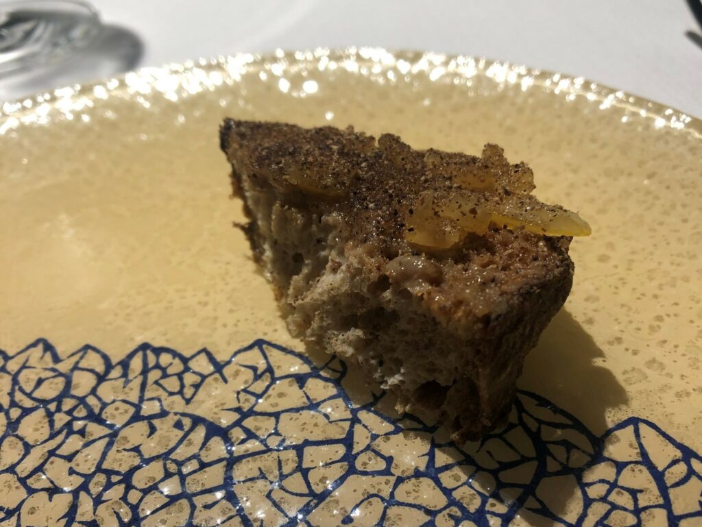 Pane, latte e marmellata di noci del ristorante Mater.
