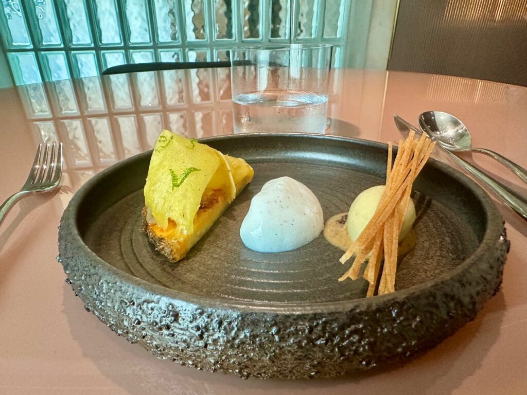 Salume di ananas Victoria, sorbetto alla brace e vaniglia di Tahiti.
