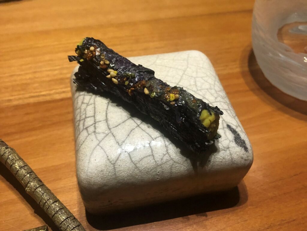 Particolare del cannolo di shiso de Il Pagliaccio