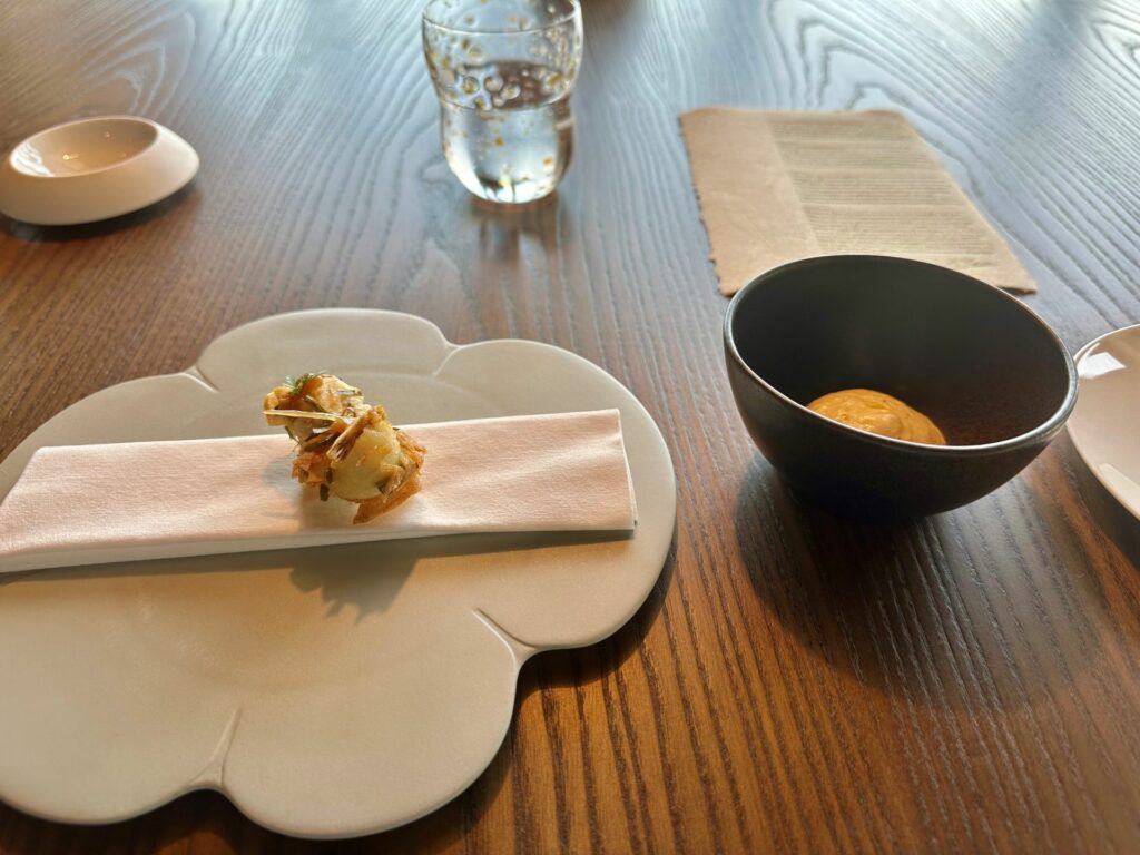 Coda di rospo in tempura con crema alla mugnaia.