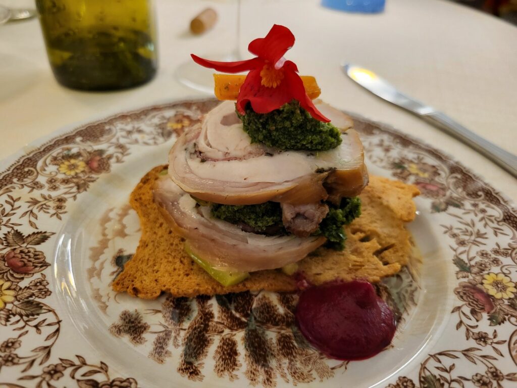 Cùnniggiu Magro – coniglio in porchetta alle erbe aromatiche, salsa verde genovese, focaccia tostata e verdure al vapore