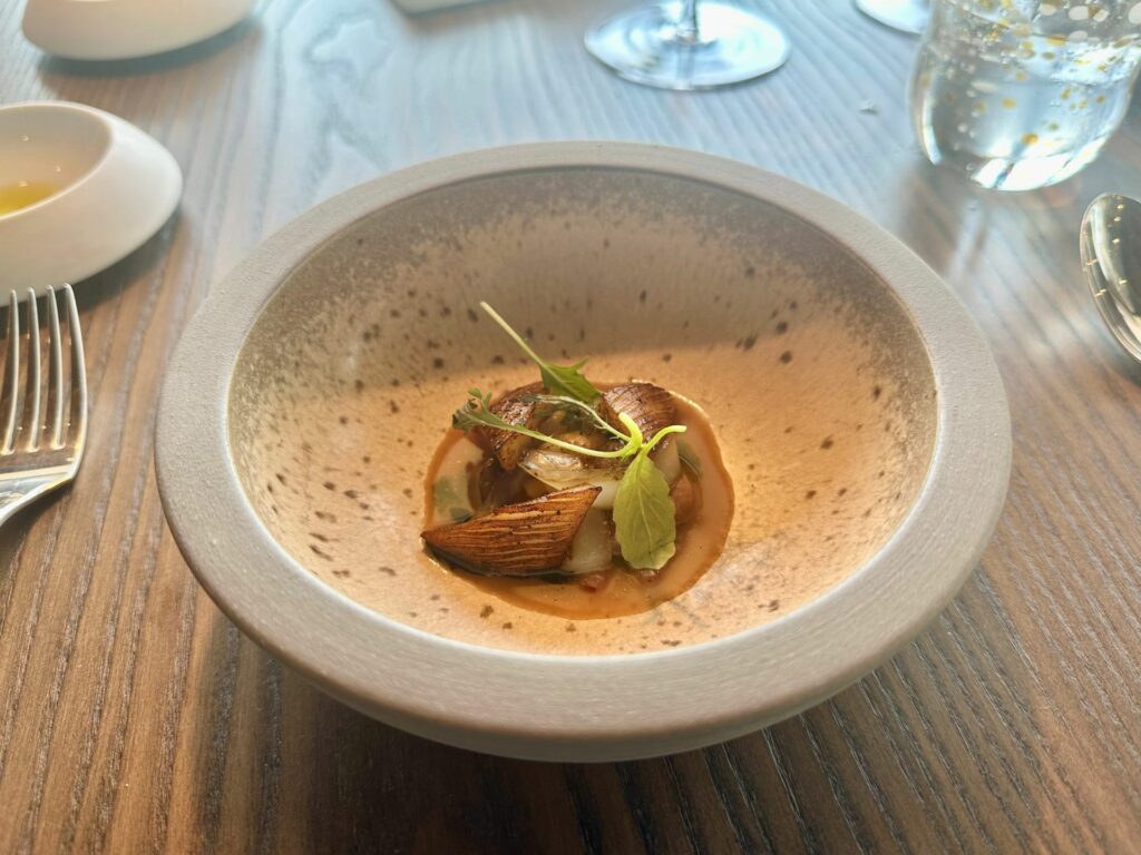 Fagioli di Centallo, guanciale di mare e salsa ai calamari arrostiti.