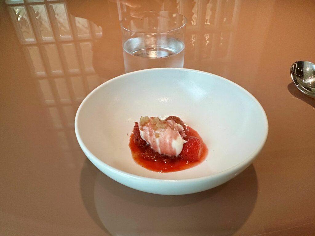 Fragole marinate, coulis come una conserva e gelato alla ricotta.