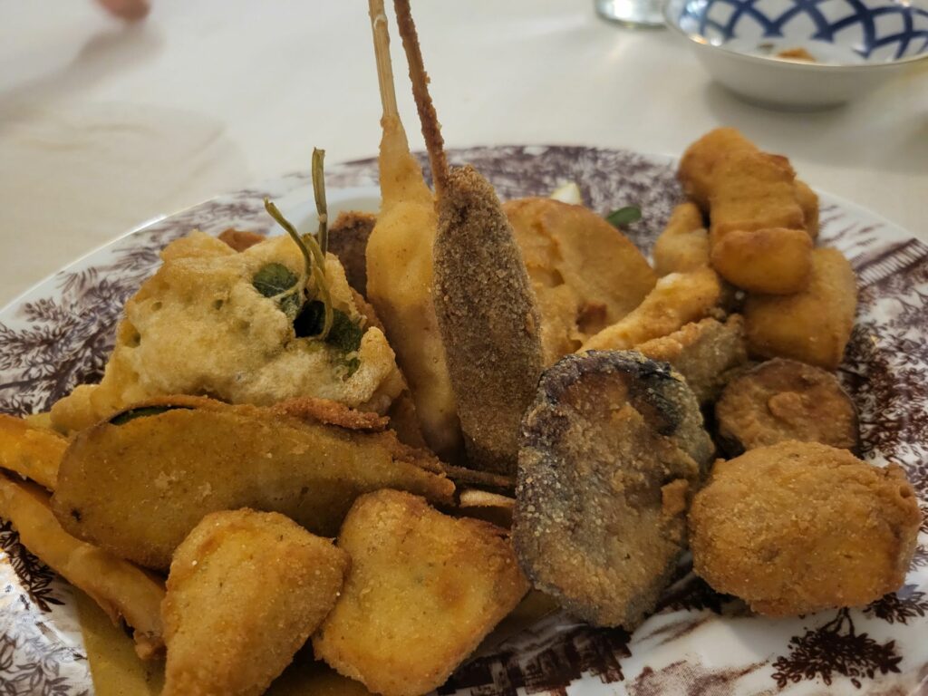 Fritto misto alla genovese (latte brusco e dolce, crocchino chiavarese all’ostia, stecco genovese, stecco all’ostia con prosciutto di Castiglione Chiavarese e formaggio Cabanin, coniglio, cima, verdure fritte)
