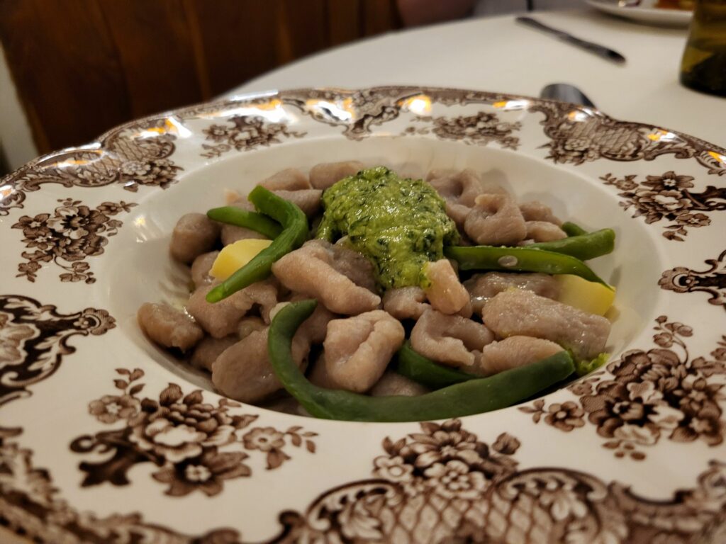 Gnocchetti di castagna al Pesto al mortaio prescinseua e verdure