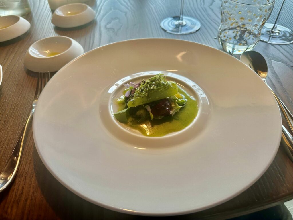 Lattuga asparago, trasparenza di foglie e salsa alla brace.