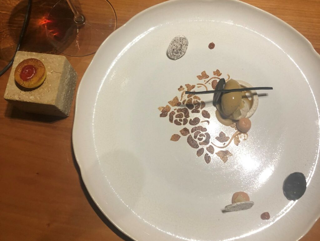 Meringa affumicata: liquirizia, mela cotogna e sedano rapa con clafoutis di pasta alle mandorle con amarena