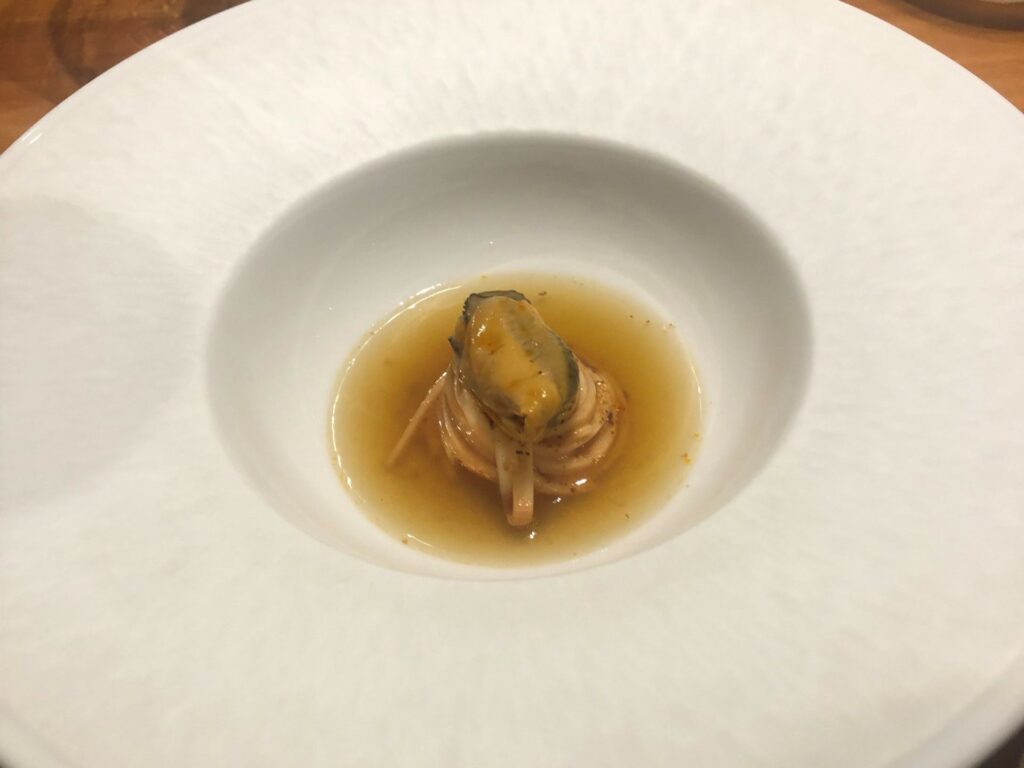 Noodles: frutti di mare, clementine, cozza e acqua di grigliata del ristorante il Pagliaccio.