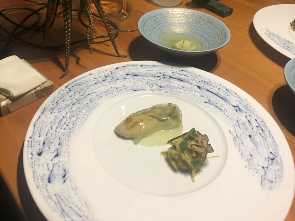 Ostrica al luna park: Mela verde, mozzarella e zucchero filato al plancton.