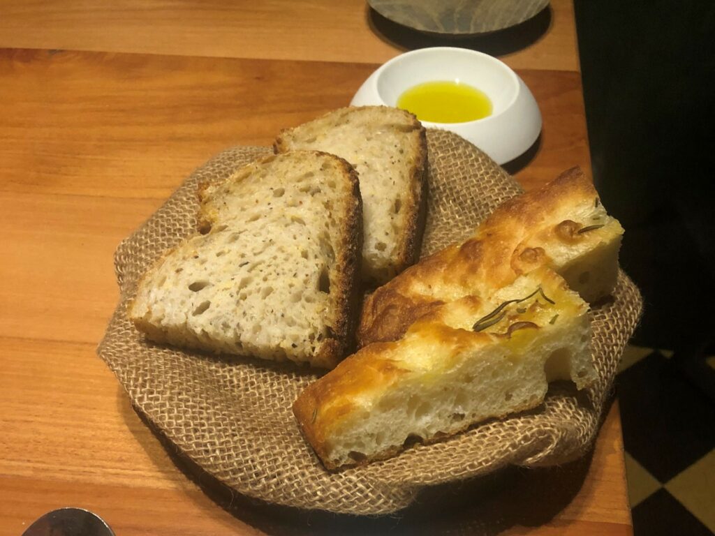Servizio del pane al ristorante Il Pagliaccio.