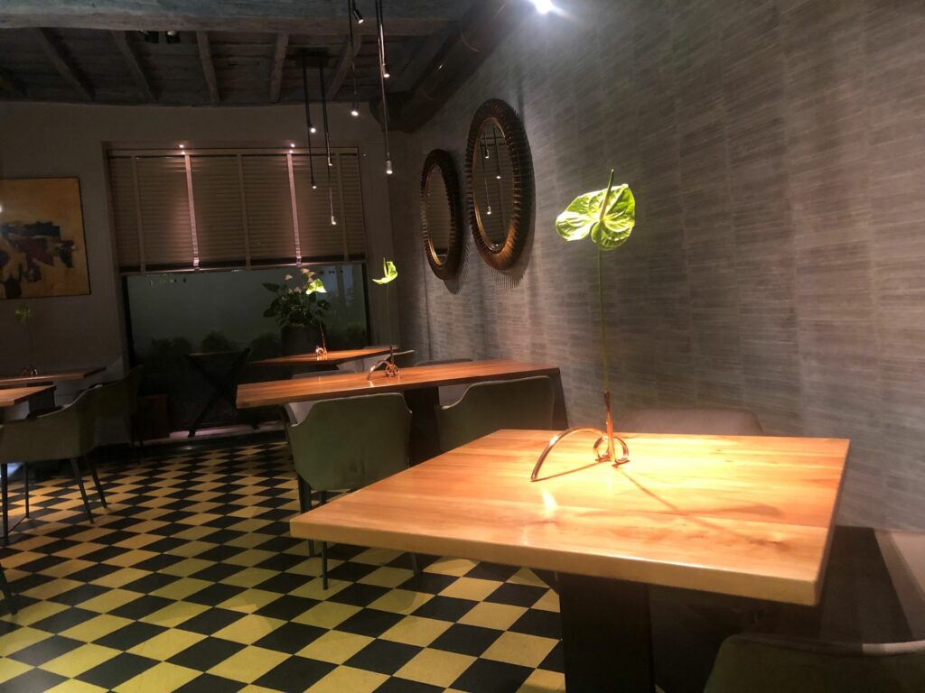 iconico interno del ristorante Il Pagliaccio.