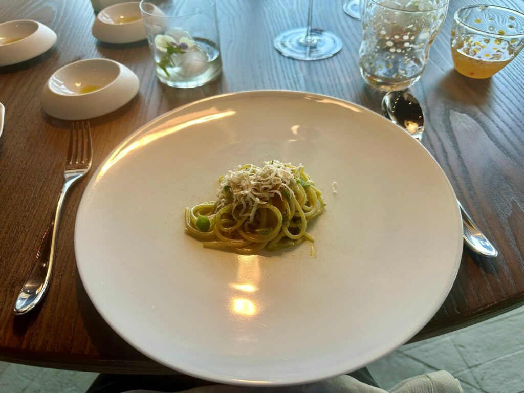 Spaghetti cotti in acqua di salamoia, condimenti alla ligure.