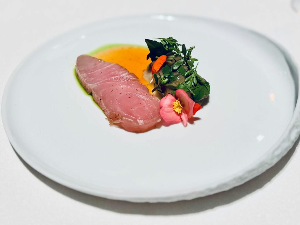 Ricciola marinata, melanzana con emulsione di mandorle ossidate e ristretto di peperone ai profumi di
levistico.