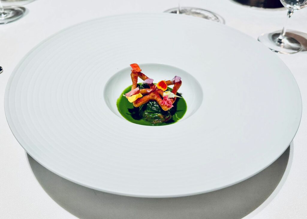 Astice su estratto di liquirizia, cuore di spinaci e cetrioli.