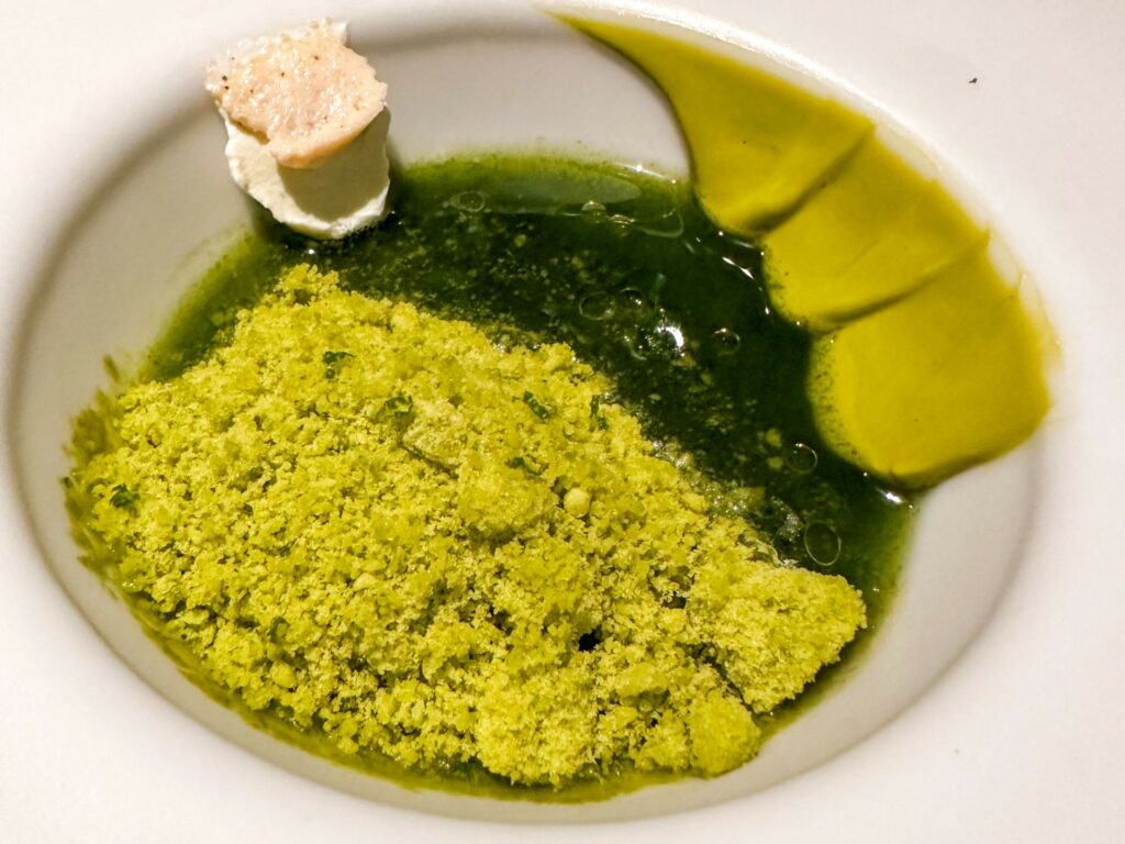 Zuppa di lattuga di mare con polvere di verdure surgelate e pistacchi del ristorante Enigma.