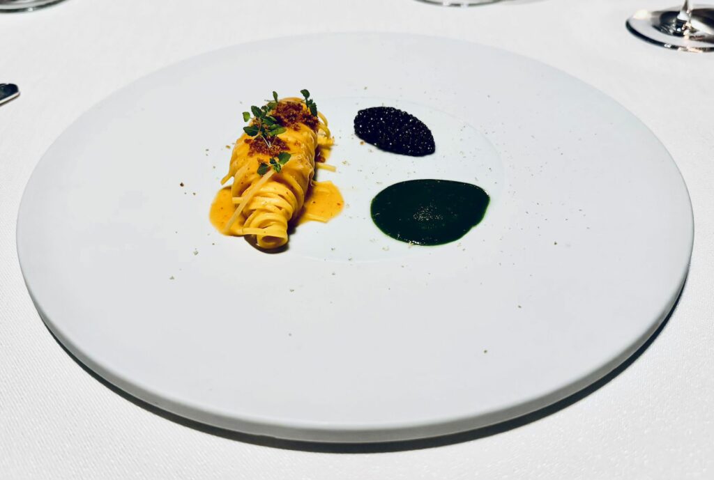 Tagliolini al limone con salsa alle erbe e caviale.