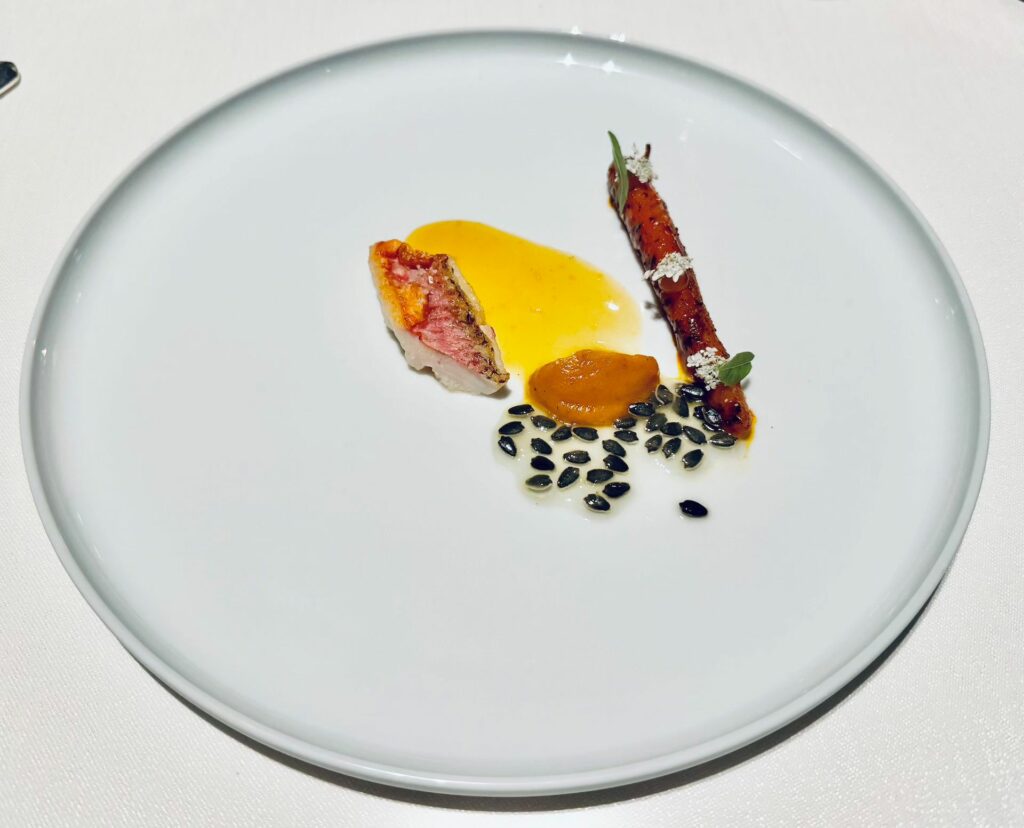 Triglia con carote da permacultura e salsa di galanga.