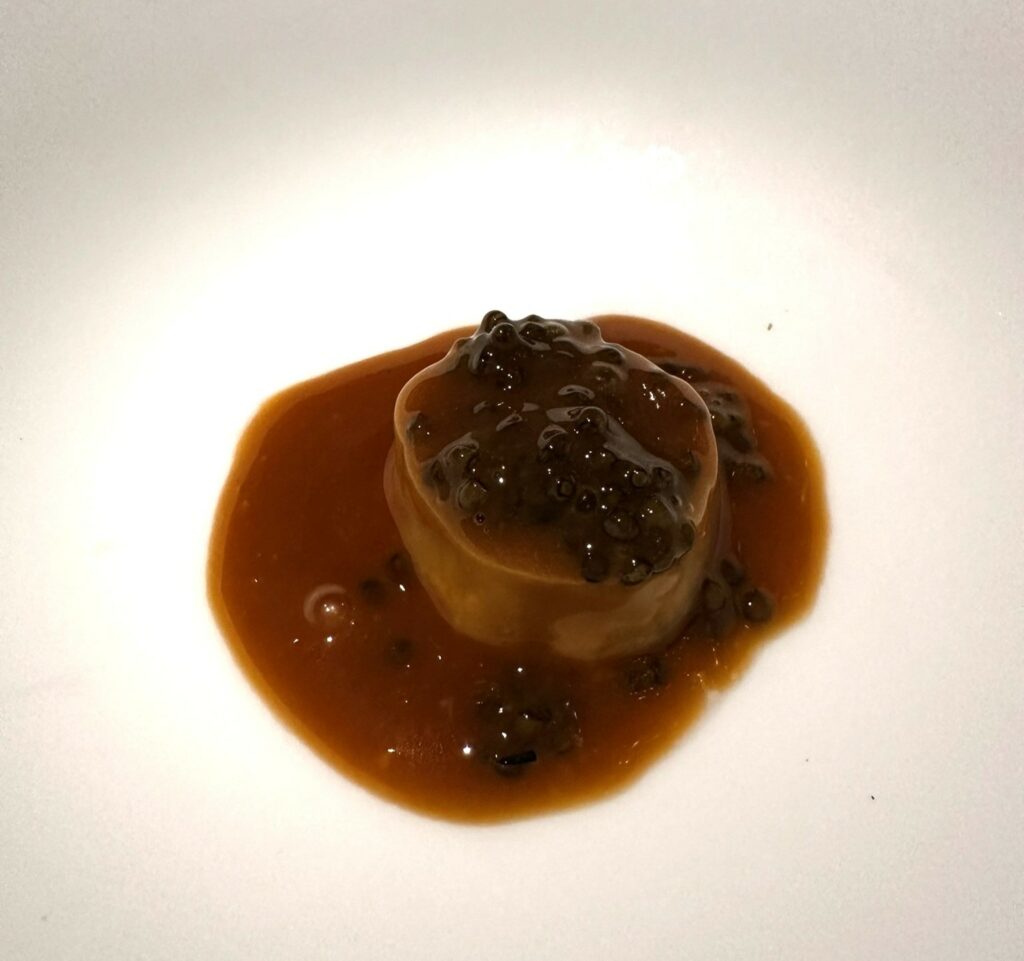 Midollo osseo con caviale di lenticchie del ristorante Enigma.