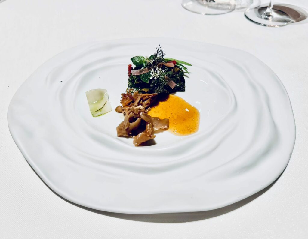 Salanova agli ultrasuoni su pesto di ortiche ai sentori di cedro dell' Himalaya.