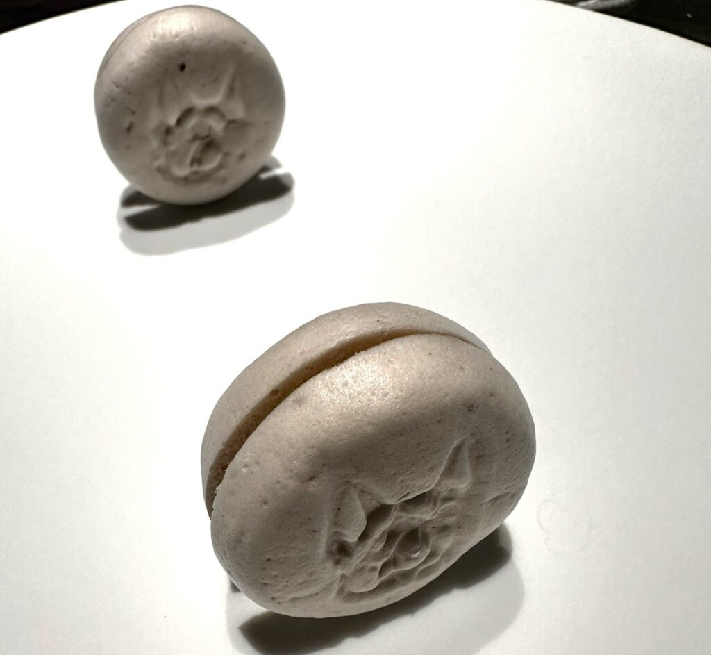 Polvorón alla nocciola, frutto della passione e cioccolato al latte del ristorante Enigma.