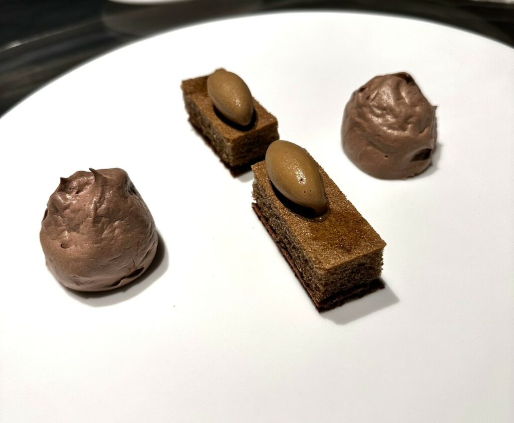 Cioccolato, caffè, cocco e Chartreuse.