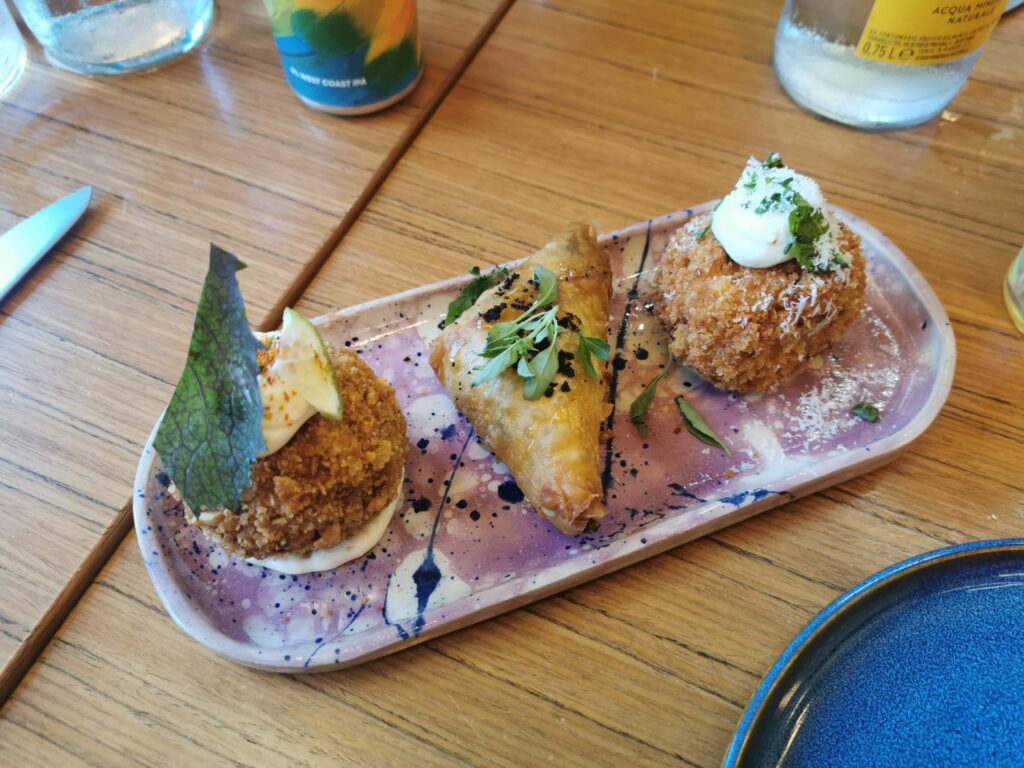 Tris di fritti: Sfera fisch and ciphs - Spanakopita scarola e feta - THAInnarelloSupplì al telefono della pizzeria 180 grammi