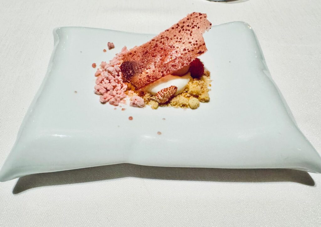 Pre-dessert del ristorante la pergola: spuma di yogurt al dragoncello con sorbetto e granita alle fragole di bosco.