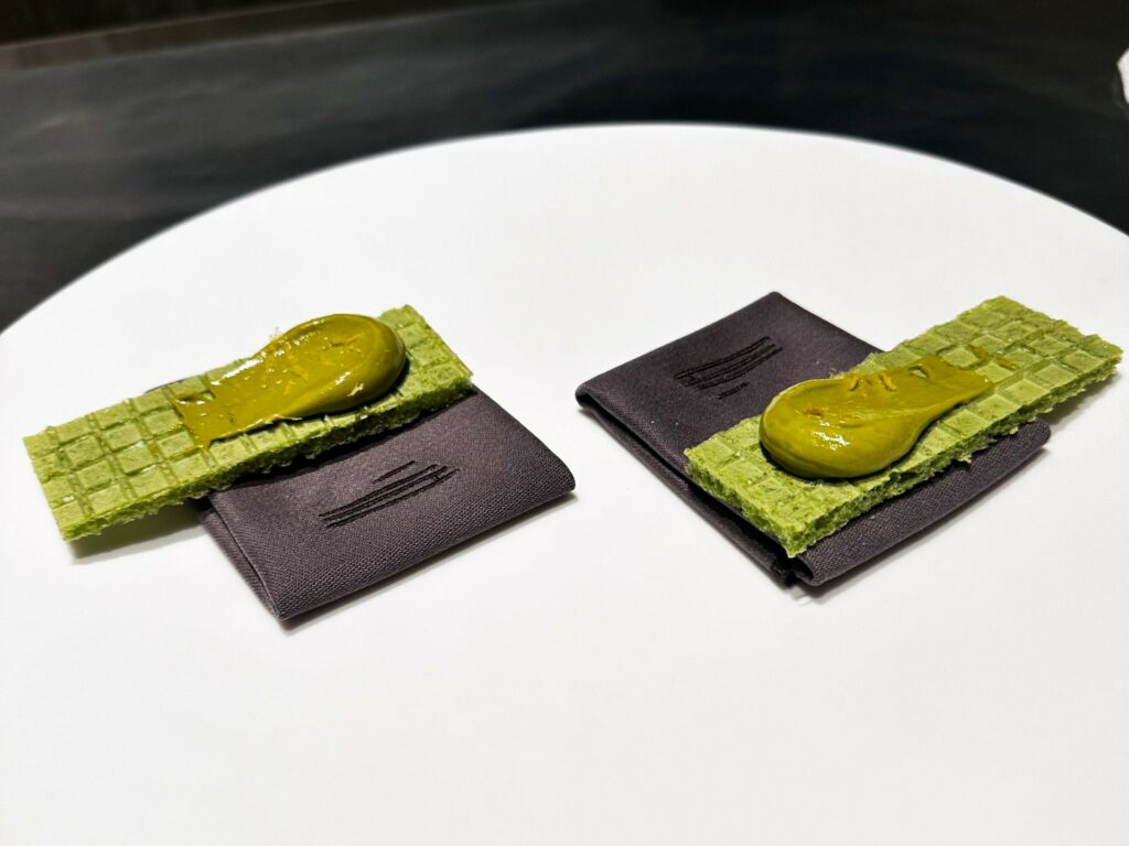 waffle al basilico e pistacchio.