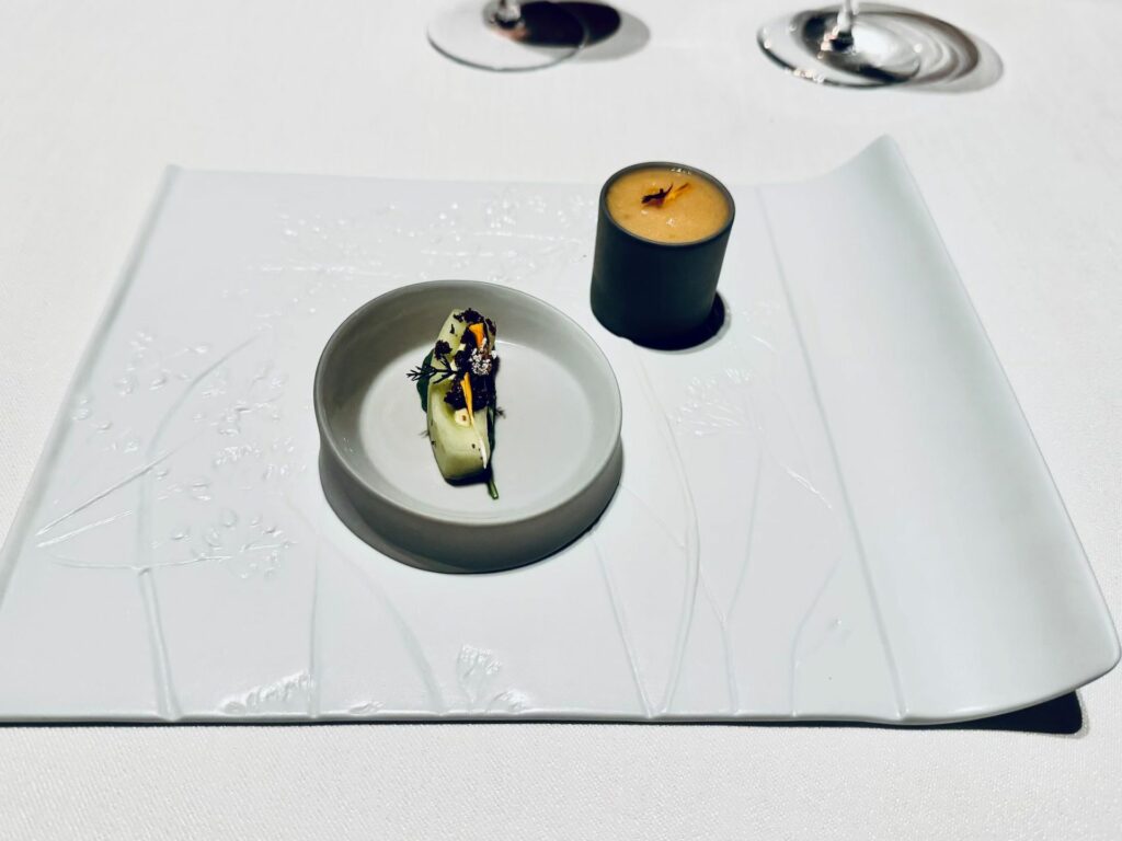 Il benvenuto del ristorante la pergola, con cetriolo e shottino vegetale.