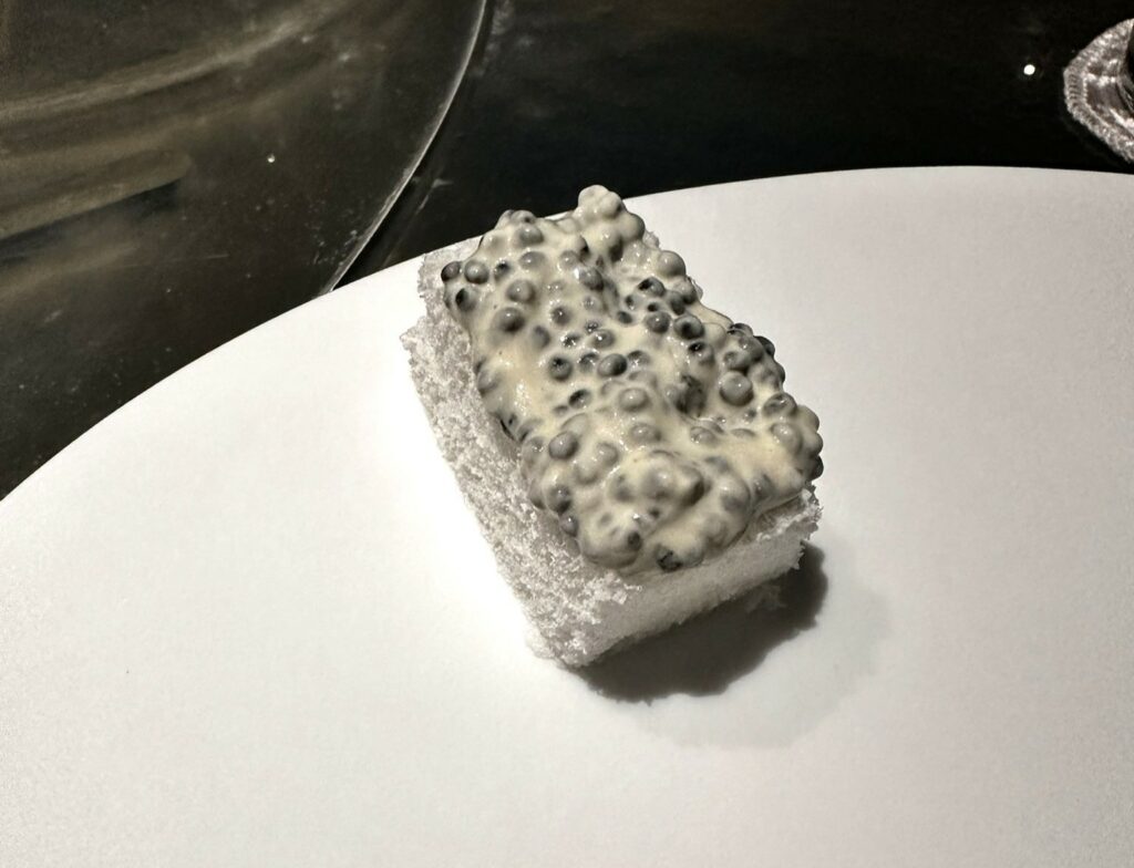 Nuvola congelata di yogurt e caviale del ristorante Enigma.