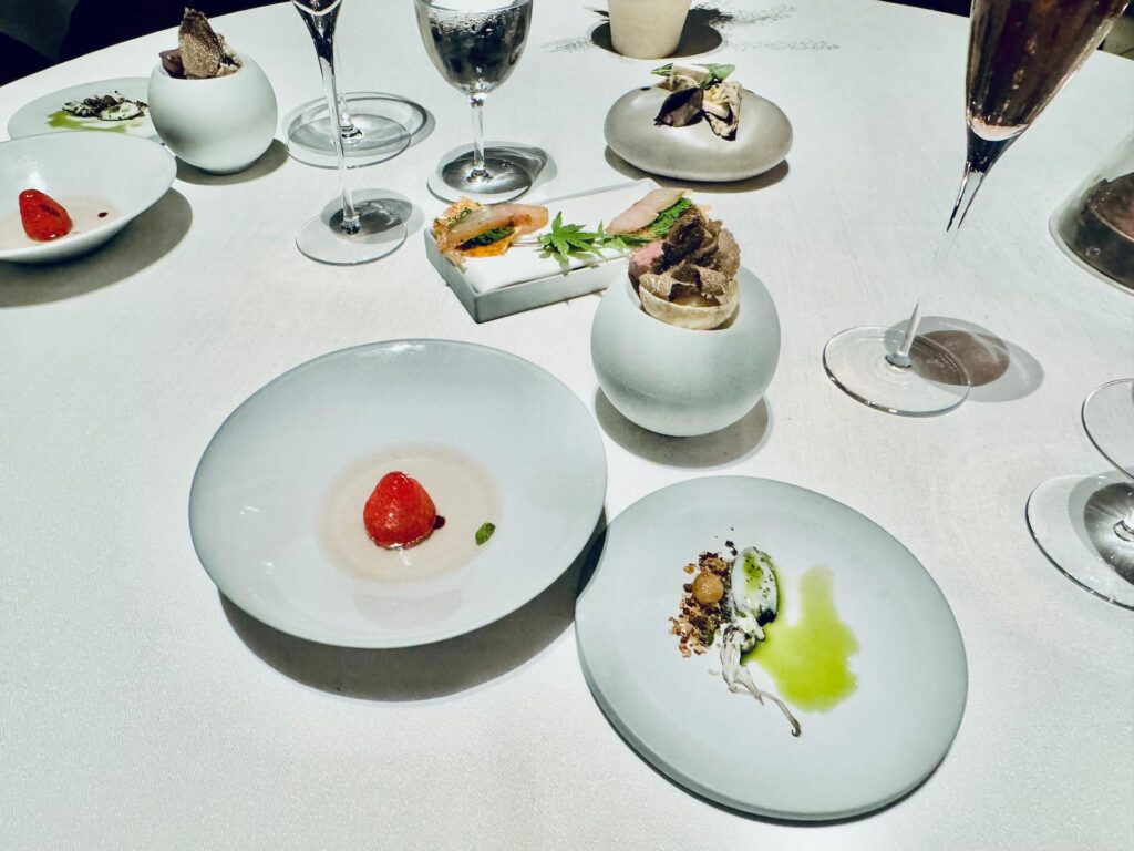 Si prosegue con la preparazione del resto dell’aperitivo al tavolo, stile omakase.