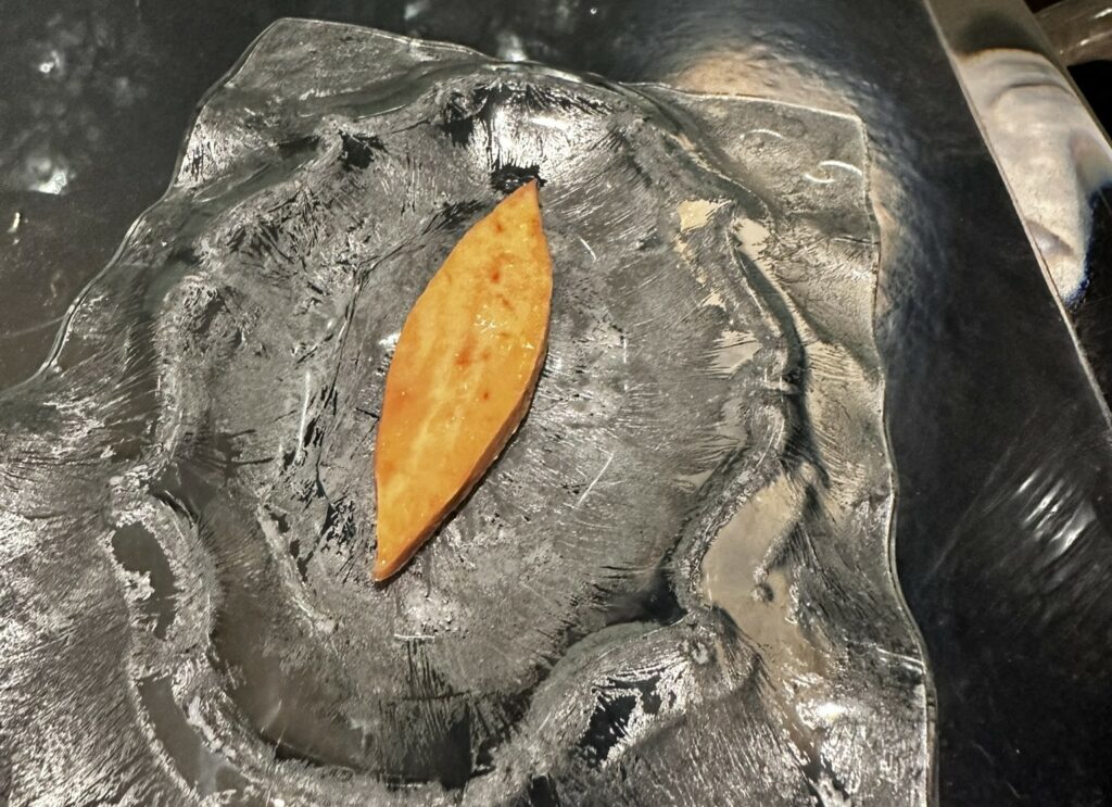 Foie gras marinato nel sale di acciughe del ristorante Enigma.