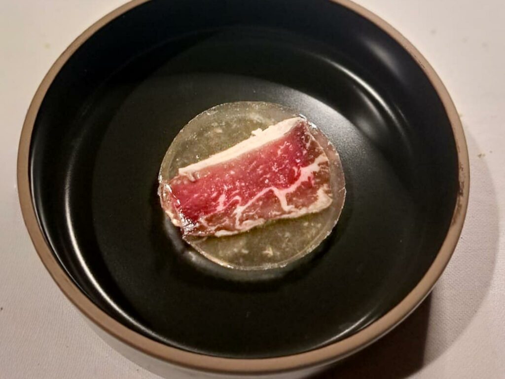 Manzo maturato nella sua gelatina.